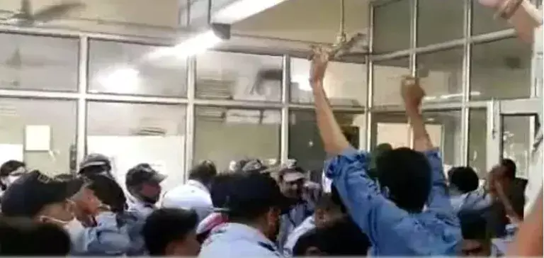 जेएनयू में छात्रों और सुरक्षाकर्मियों के बीच झड़प, कई छात्र और सुरक्षा गार्ड भी घायल