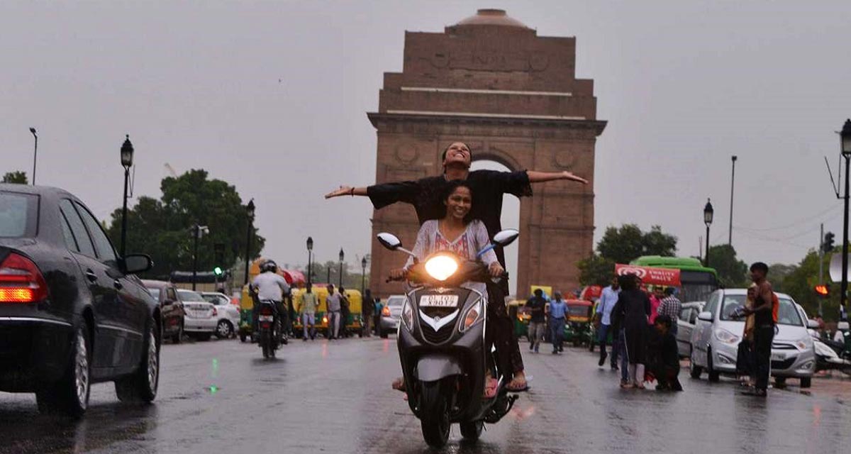 दिल्ली एनसीआर के कई इलाकों में हल्की बारिश से बदला मौसम, वीकेंड के लिए जारी हुआ अलर्ट