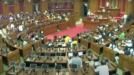 यूपी विधानसभा के हॉल में मिली गुटखे की पिचकारियां, स्पीकर भड़के