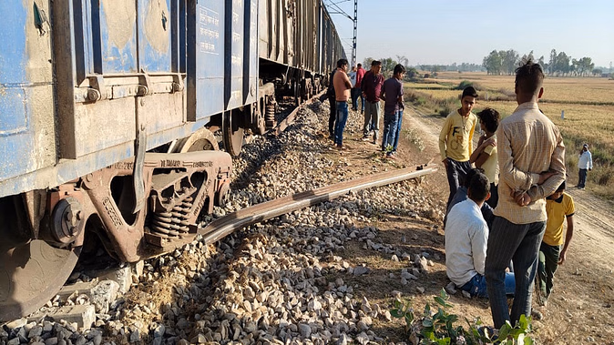 UP News: बरेली में मालगाड़ी दुर्घटनाग्रस्त... चार बोगियां पटरी से उतरी, इफको फैक्टरी जा रही थी ट्रेन