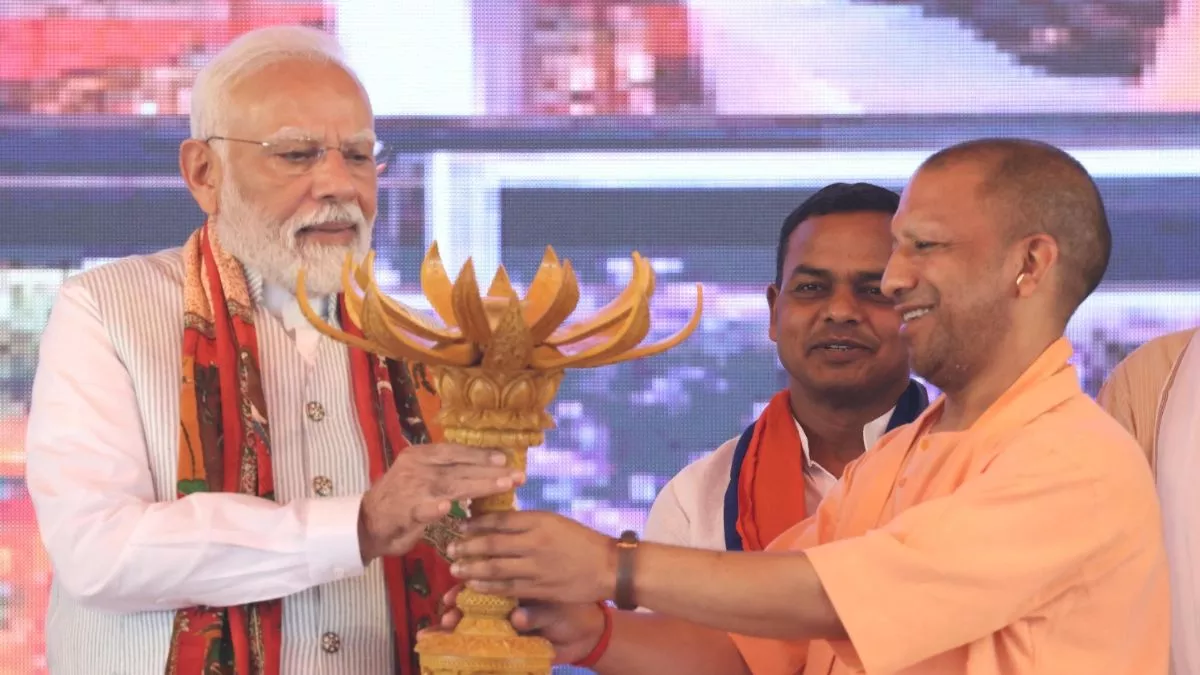 पीएम मोदी का काशी में योगी आदित्यनाथ ने किया स्वागत