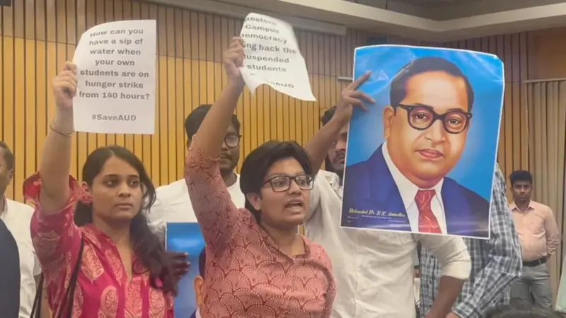 आंबेडकर यूनिवर्सिटी में क्यों हो रही है हड़ताल?